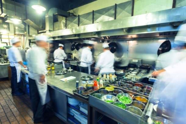 Cucinare come al ristorante Tavolo lavoro cucina attrezzato