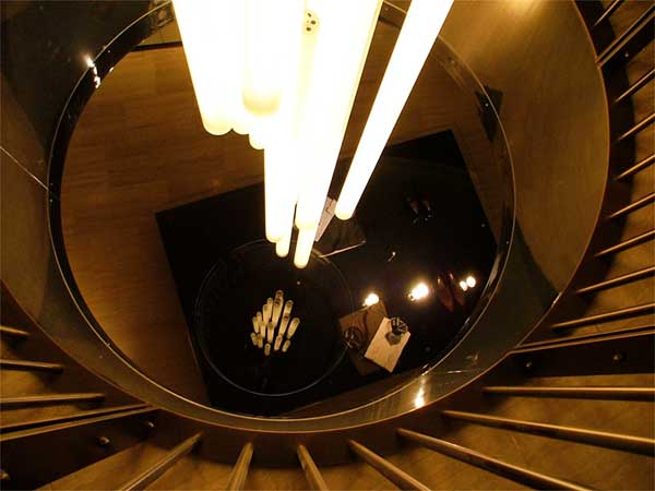 Scala a chiocciola: come illuminarla Luci scala
