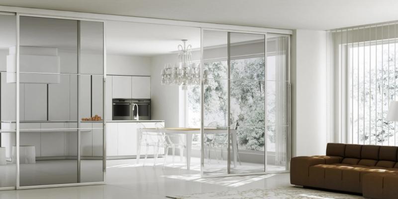 Cucina e soggiorno divisi da porte scorrevoli in vetro Cucina Soggiorno disegno