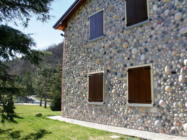 Il rivestimento facciavista Cucine su misura prezzi ville moderna con rivestimento in pietra
