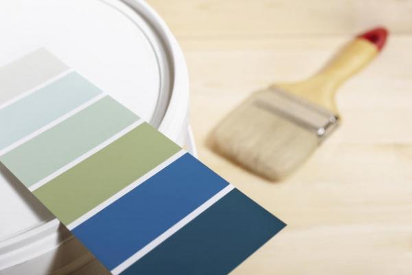 Arredare con i colori Tavolo da muro colore scuro