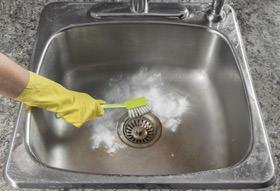 pulizia del lavello in acciaio