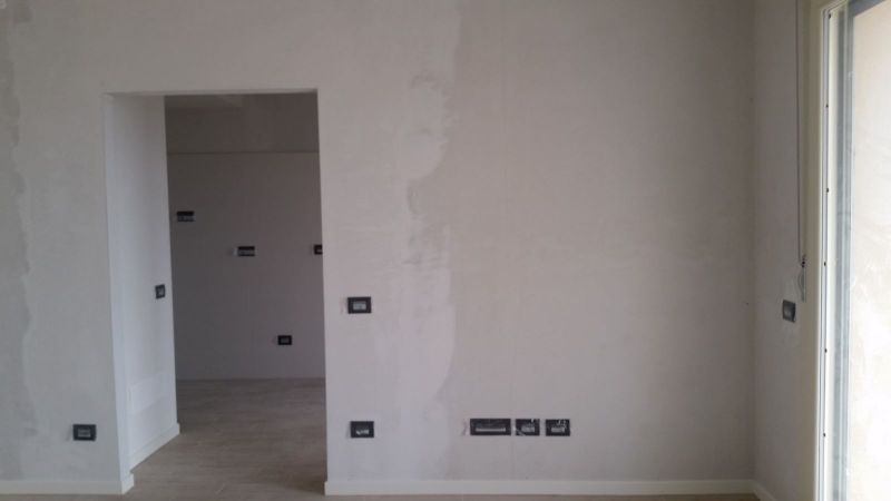Aiuto! prima imbiancatura muro a gesso Parete effetto rovinato