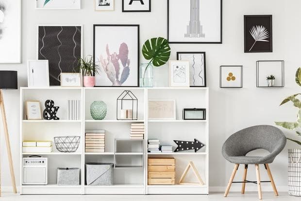 Arredare le pareti con quadri e complementi d'arredo