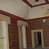 Interno di abitazione con soffitto decorato
