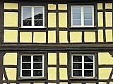 Una vecchia casa nella città francese di Colmar: si nota molto bene il telaio portante in legno tipico dell'opus craticium.