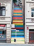 Scala colorata a Wuppertal, opera d'arte dell'artista tedesco Horst Gläsker.