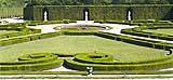 Pareti vegetali formate da alte siepi, statue e aiole in forme geometriche sono tutti elementi tipici del giardino alla francese.