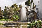 Il giardino della Villa d'Este a Tivoli: la vegetazione particolarmente rigogliosa e l'esuberanza dei giochi d'acqua appaiono in netto contrasto con la rigida simmetria dei giardini formali quattrocenteschi.