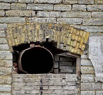 Una muratura fortemente degradata, con presenza di Mancanze, Macchie, Polverizzazione/Disgregazione dei giunti di malta e una leggera Patina Biologica.