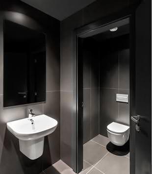 Un bagno completamente prodotto in Neolith