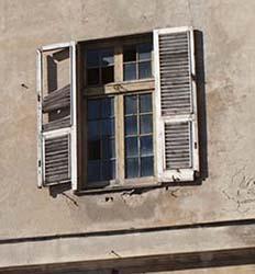 A volte il degrado di un edificio deriva semplicemente dall'incuria e dall'abbandono.