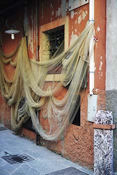 Il degrado ha origini intrinseche (cioè legate alle caratteristiche dell'edificio) o estrinseche (cioè indipendenti da esso).