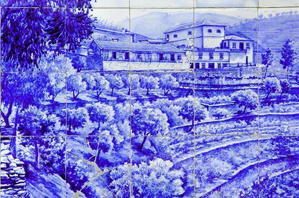 Pannello figurativo di azulejos con paesaggio