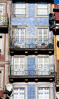 Palazzo con facciata completamente ricoperta di azulejos