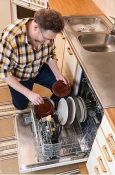 Cucina su misura: lavastoviglie vicino al secchiaio