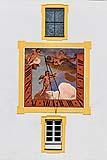 Orologio solare con il quadrante decorato con immagini allegoriche.