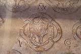 Particolare di una finta tappezzeria quattrocentesca con monogrammi e stemmi araldici (Castello di Bazzano).