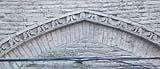 Arco medievale con ghiera decorata formata da pezzi speciali in cotto.