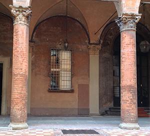 Colonne con fusto in cotto formato da pezzi speciali appositamente sagomati.