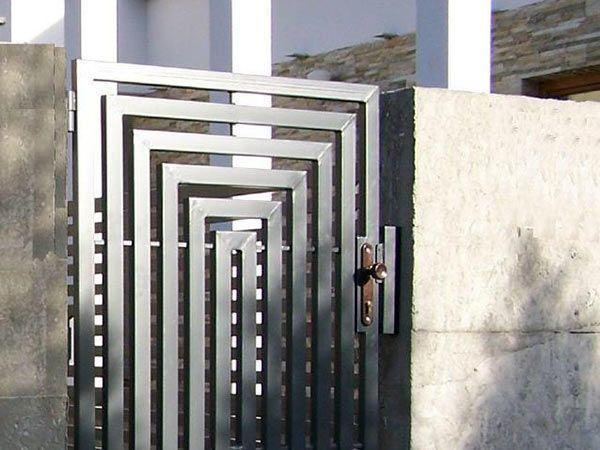 Cancello in metallo: progetto per lingresso pedonale Copertura cancello pedonale