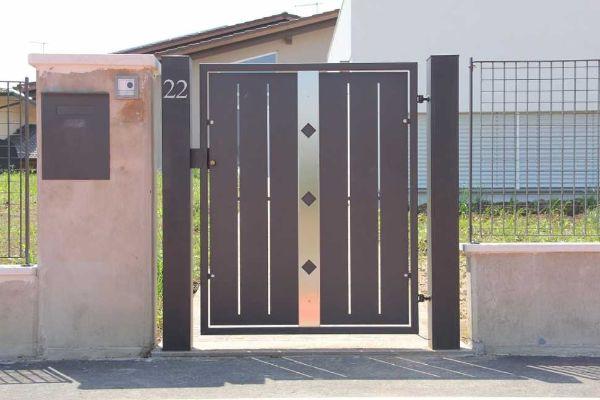 Cancello in metallo: progetto per lingresso pedonale Copertura cancello pedonale