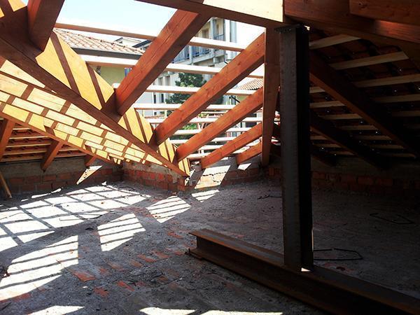 Rifacimento della struttura di un tetto in legno Rifacimento del tetto