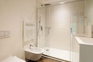 Bagno con parete doccia