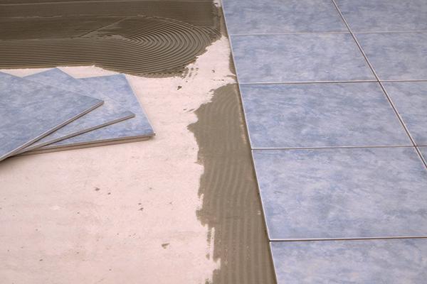 Pavimento in piastrelle: i costi della posa in opera Quanto costa rifare i pavimenti