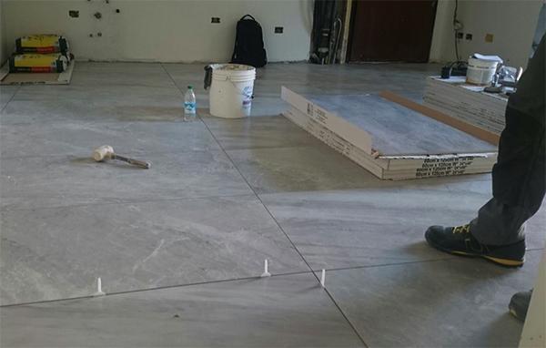 Pavimento in piastrelle: i costi della posa in opera Costo posa pavimento gres porcellanato