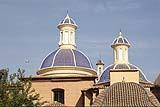 Cupole azzurre con bordi e displuvi sottolineati da tegole bianche, una realizzazione dell'Azienda Tejas Borja.