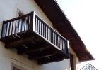 Balcone con mensole in legno