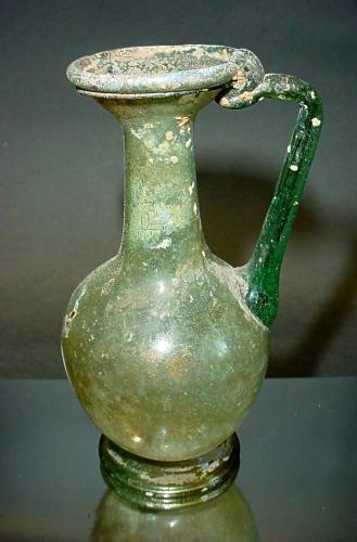 Piccola brocca romana in vetro (autentica), commercializzata da Mutina Ars Antiqua.
