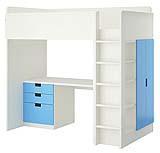 Cameretta doppia mansarda: letto soppalcato Stuva di Ikea, con armadio e libreria integrati.