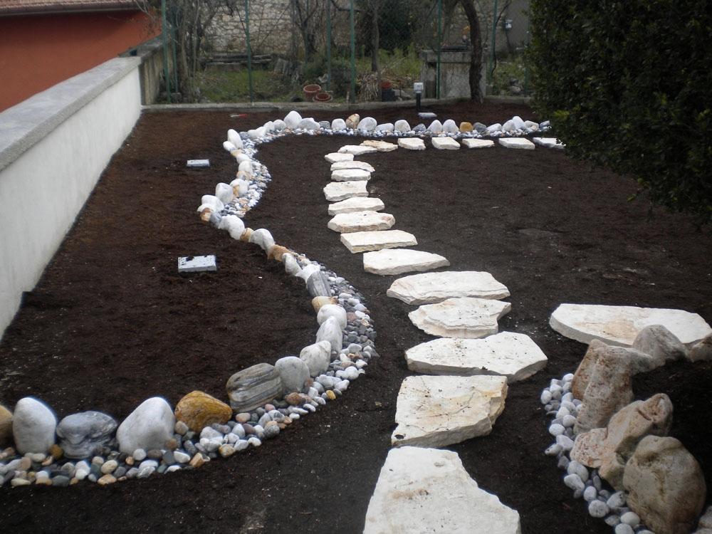 Realizzare un giardino: posizionamento pietre