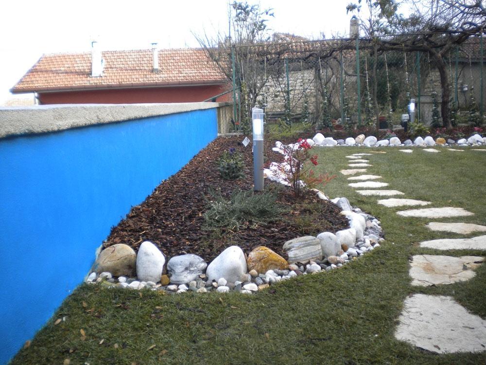 Realizzare un giardino: pitturazione muretto