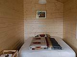 Ambiente chiuso con pareti in legno verniciato