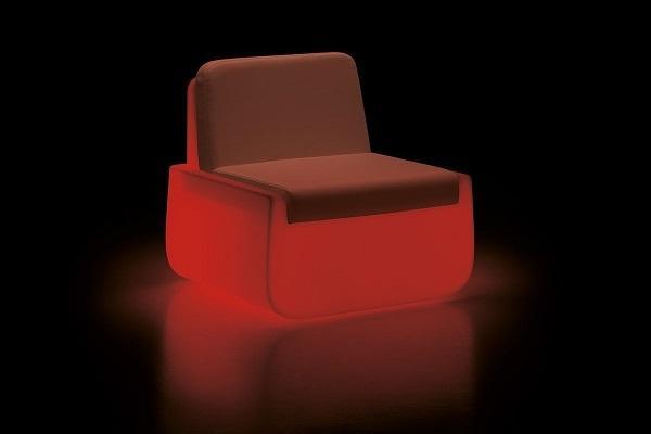 Poltrona Bold Armchair con luce rossa di Plust