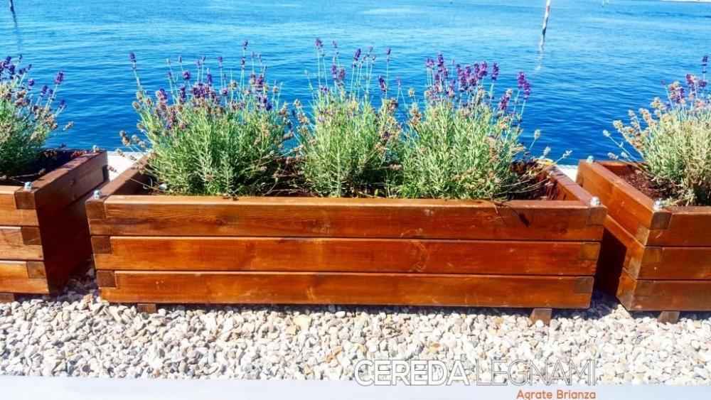 Terrazza sul mare, delimitata da fioriere in legno Cereda