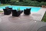 Salotto su bordo piscina pavimentato in  legno composito NGWood
