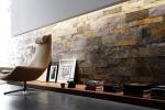 Angolo living con parete décor in gres di Parmigiana rivestimenti