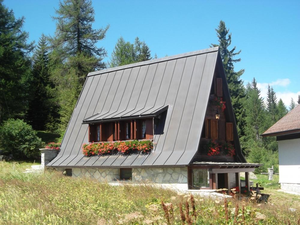 Una casa a motta di Sotto (SO) con un tetto molto inclinato in rame, adatto per zone fredde e nevose