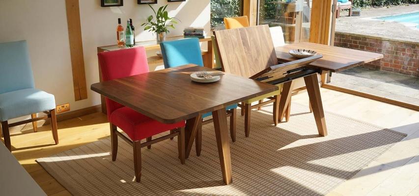 Tavolo allungabile in legno massello con prolunghe centrali, creazione Berrydesign