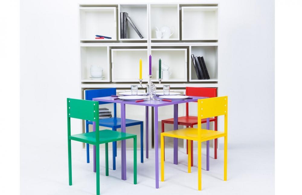 As If From Nowhere della designer Orla Reynolds: libreria, tavolo e quattro sedie.