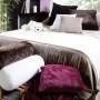 Camera da letto stile Hygge, cuscini in caldo pile colorati di Eminza.it