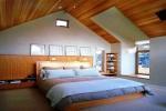 Camera da letto in mansarda: realizzazione in legno su misura DeA Arredamenti