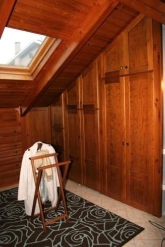 Camera in mansarda:particolare armadio legno by Ilardi