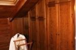 Camera in mansarda:particolare armadio legno by Ilardi