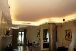 Salone classico con luce diffusa perimetrale al soffitto, by SICOIN