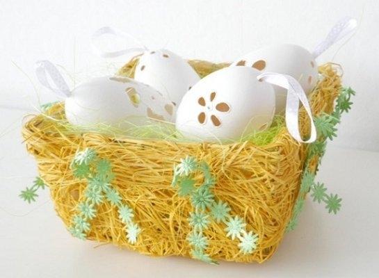 Cestino con uova decorate
